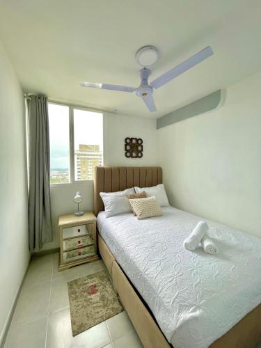 Estación El SaltoにあるSunset 47 - Vista al mar cerca del Centro Históricoのベッドルーム1室(ベッド1台、シーリングファン付)