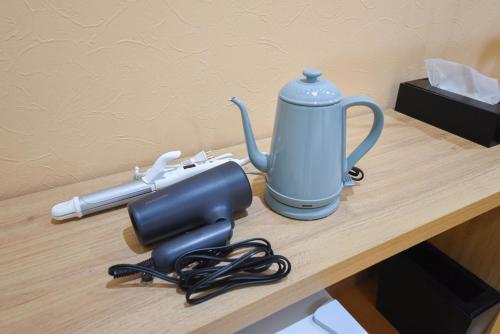 a table with a tea kettle and a camera on it at Setolive別邸 by 4S STAY in Takamatsu