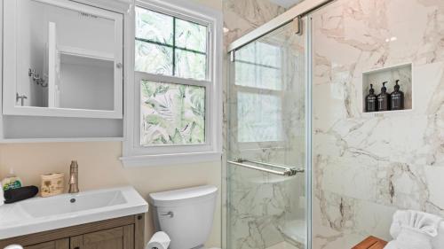 A bathroom at Coral Breeze by AvantStay Close to Beach w Balcony Shared Pool Month Long Stays Only