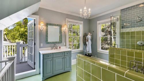 Koupelna v ubytování Lighthouse Villa by AvantStay Walk to Southernmost Point w Private Pool Patio Month Long Stays