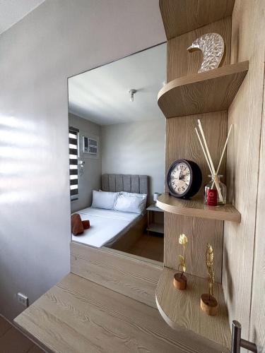 um quarto com um espelho e uma cama num quarto em A Sleek Spacious Escape em Iloilo City