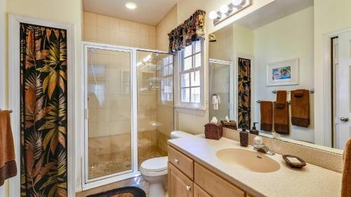 ストック・アイランドにあるPlace to Relax by AvantStay Shared Pool 3 Miles to Smathers Beach Month-Long Stays Onlyのバスルーム(シャワー、トイレ、シンク付)