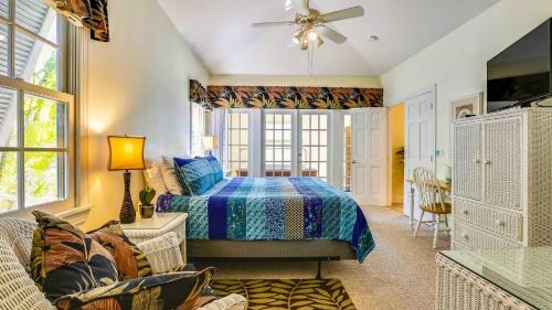 ストック・アイランドにあるPlace to Relax by AvantStay Shared Pool 3 Miles to Smathers Beach Month-Long Stays Onlyのベッドとソファのある寝室