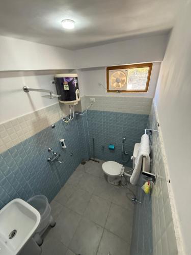 un baño con inodoro y lavabo en Story Homes, en Kaza