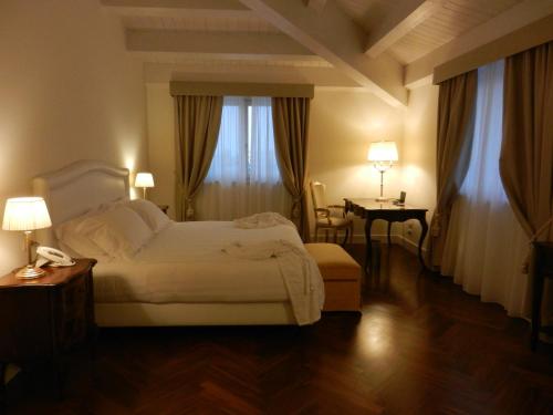 een slaapkamer met een wit bed en een raam bij Hotel Villa Michelangelo in Città Sant'Angelo