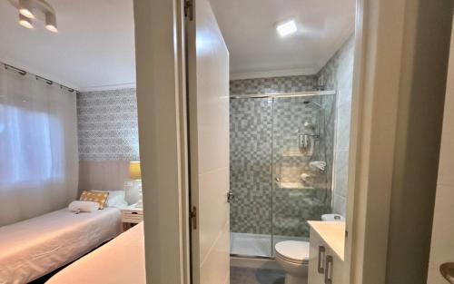 Un baño con ducha, inodoro y lavabo. en Holibai, Xacobe, Apto cómodo y luminoso, Sabaris, Baiona, en Sabaris