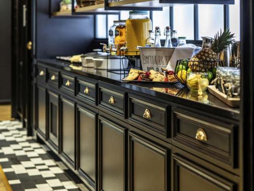 ラ・ロッシュ・シュル・ヨンにあるメルキュール ラ ロシュ シュル ヨンの食べ物が置かれたカウンターのあるキッチン