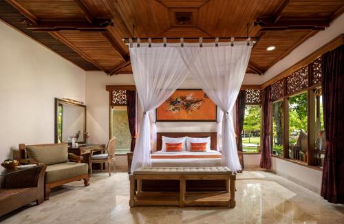 Un pat sau paturi într-o cameră la Bali Tropic Resort & Spa - CHSE Certified