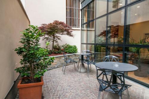 A patio or other outdoor area at Hotel Des Etrangers