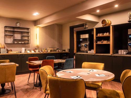 Příslušenství pro přípravu čaje a kávy v ubytování Mercure Carcassonne La Cité