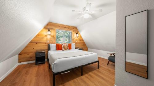 Un dormitorio con una cama y un ventilador de techo. en Sweet Pine Deck Hot Tub Cozy Modern Interior Close to Ski Resort, en Pomins