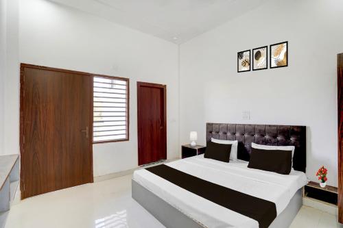 a bedroom with a large bed in a room at Hotel O Mathura-Bharatpur Crossway Formerly Tulsi Heritage in Churaman Nagri