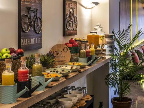 een presentatie van eten en drinken op een plank bij Mercure Porto Centro Santa Catarina in Porto