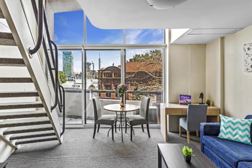 Χώρος καθιστικού στο Metro Apartments on Darling Harbour