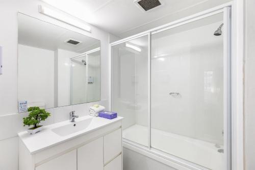 Bilik mandi di Metro Apartments on King
