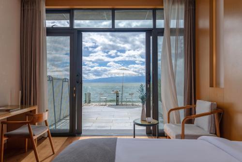 Postel nebo postele na pokoji v ubytování Cangyue Qionglou Lake View Holiday Hotel