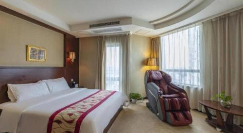 Una habitación de hotel con una cama grande y una silla. en Ramada by Wyndham Wujiaochang Shanghai, en Shanghái