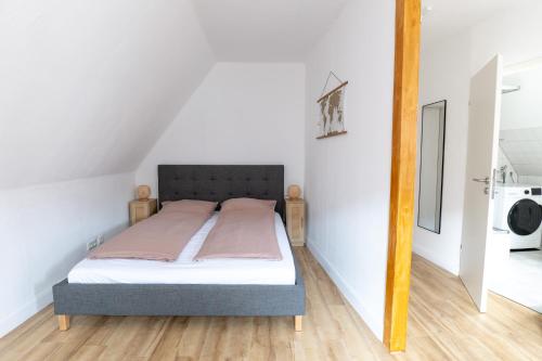 a bedroom with a bed in a room at Kleines Studioapartment direkt am Marktplatz in Heide