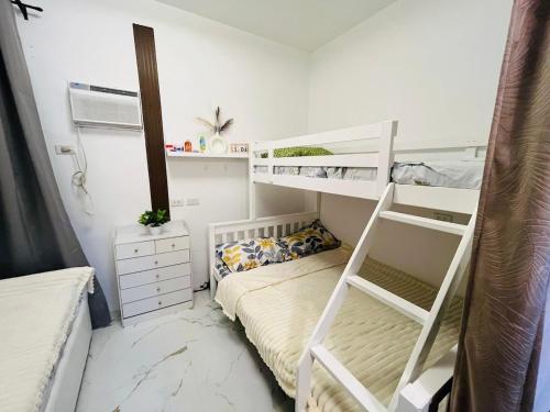 Ένα ή περισσότερα κρεβάτια σε δωμάτιο στο Your Perfect Staycation Spot!