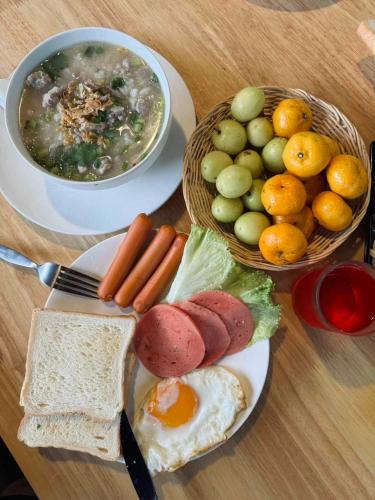 een tafel met twee borden eten en een kom soep bij บ้านสวนเอลเลน Ellen Farmhouse in Ban San Pu Loei