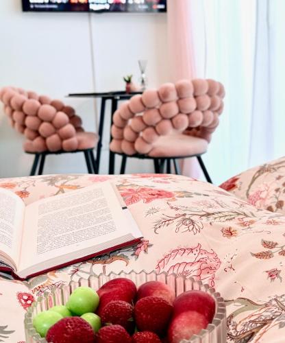 een fruitschaal zittend op een tafel met een boek bij Zentrumsnah, Balkon, Amazon Prime,Self Checkin in Augsburg