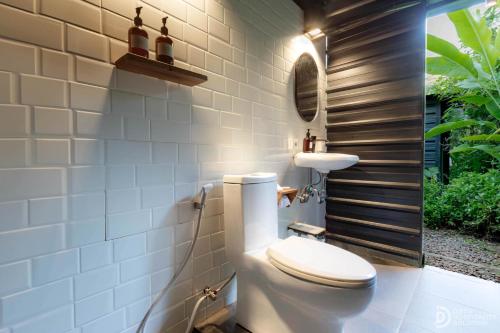 Ένα μπάνιο στο Green Lava Lake View Glamping Bedugul By IHM