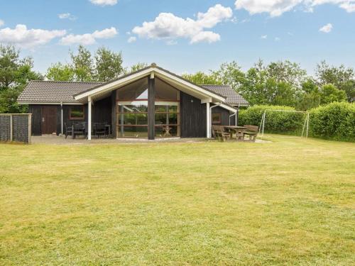 une maison avec une grande cour avec un but dans l'établissement 6 person holiday home in Ansager, à Ansager
