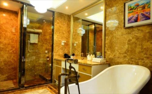 a bathroom with a bath tub and a shower at Lavande Hotel Xuzhou Golden Eagle Shopping Centre in Xuzhou