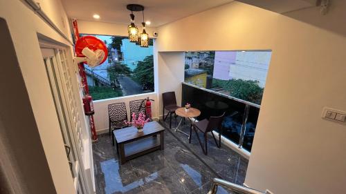 a room with a table and chairs and a window at The Chalet in Pūrnānkuppam