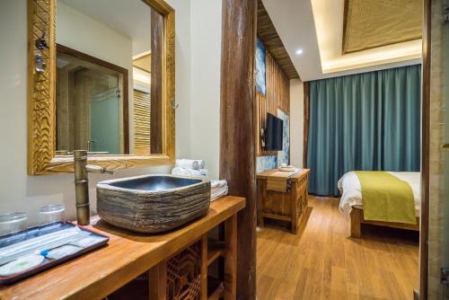 Postel nebo postele na pokoji v ubytování Lijiang Yue Tu Inn