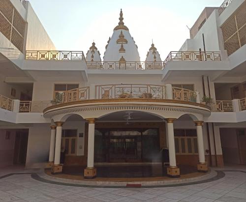 - Vistas al exterior de un edificio con balcón en Shri Thakur Ji Niketan, en Vrindāvan