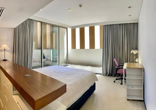 CBD Heritage King Suite - Spa Bath, Private Deck and Laundry