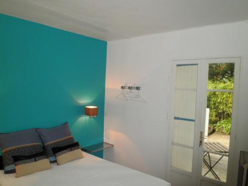 サントロペにあるLa Meïssonnièreの青と白の壁のベッドルーム1室