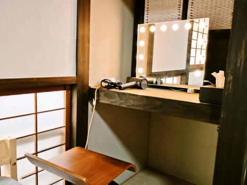 高松市にあるHS Japan STAY Setouchiのデスク(鏡付)、椅子が備わります。