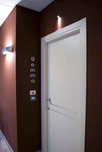 a white door in a room next to a wall at Galileo B&B in Rende
