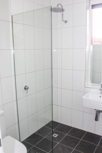 Bilik mandi di CROWN CENTRAL BUSINESS DISTRICT Motel