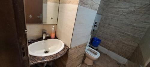 a bathroom with a sink and a toilet at SBS Hotel Underbridge in Jāmb