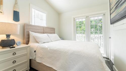 Paradise Point by AvantStay Golf Course Living في ستوك آيلاند: غرفة نوم مع سرير وخزانة مع مصباح