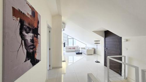 un pasillo de una casa con una pintura en la pared en Tabarja Heights, en ‘Ayn aş Şughayrah