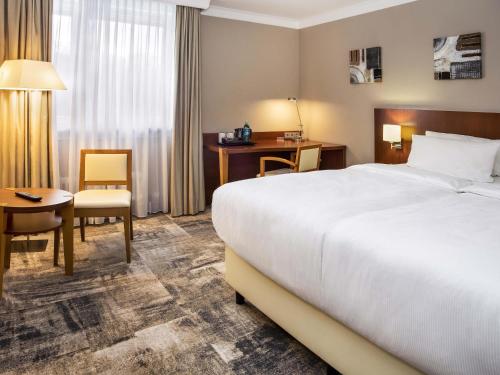 Postel nebo postele na pokoji v ubytování Mercure Hotel Hagen