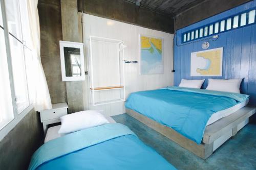Postel nebo postele na pokoji v ubytování Chanchalay Hip Hostel SHA Extra Plus