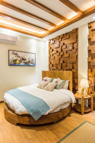 a bedroom with a bed made out of a log at Lijiang Yue Tu Inn in Lijiang