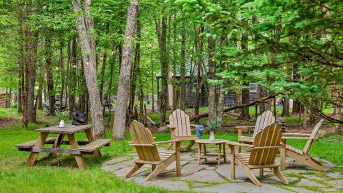 Fotografie z fotogalerie ubytování Deer Hollow by AvantStay Big Yard Lake Access v destinaci Albrightsville