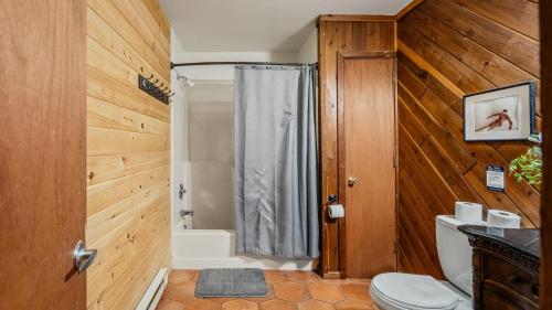 un baño con inodoro y ducha en Sky View Chalet by AvantStay Stunning Interior Spacious Deck Hot Tub View, en Lake Harmony