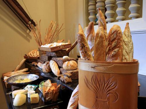 暹粒索菲特的桌子上放着一桶面包和糕点