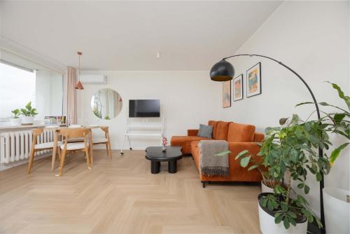 Unique 2 Bedroom Apartment with Air Conditioning in Warsaw by Noclegi Renters
