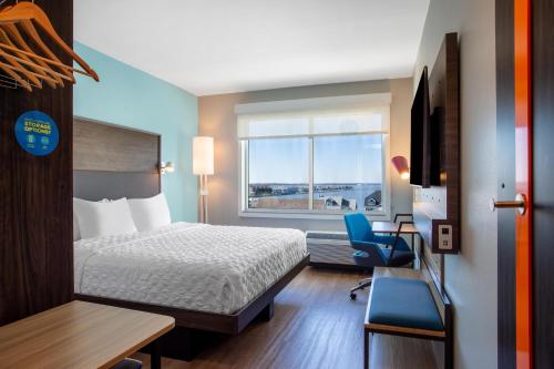 Una habitación de hotel con una cama, un escritorio y una ventana. en Tru By Hilton Ocean City Bayside, Md, en Ocean City