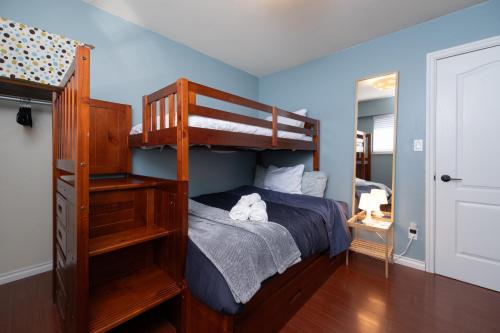 ein Schlafzimmer mit einem Etagenbett mit Leiter in der Unterkunft 3BR Near Commercial Dr 10 min to Downtown in Vancouver