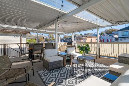 Μπαλκόνι ή βεράντα στο 3BR Near Commercial Dr 10 min to Downtown