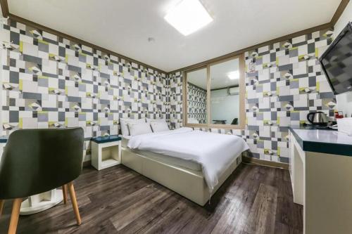 Giường trong phòng chung tại Dubai Motel